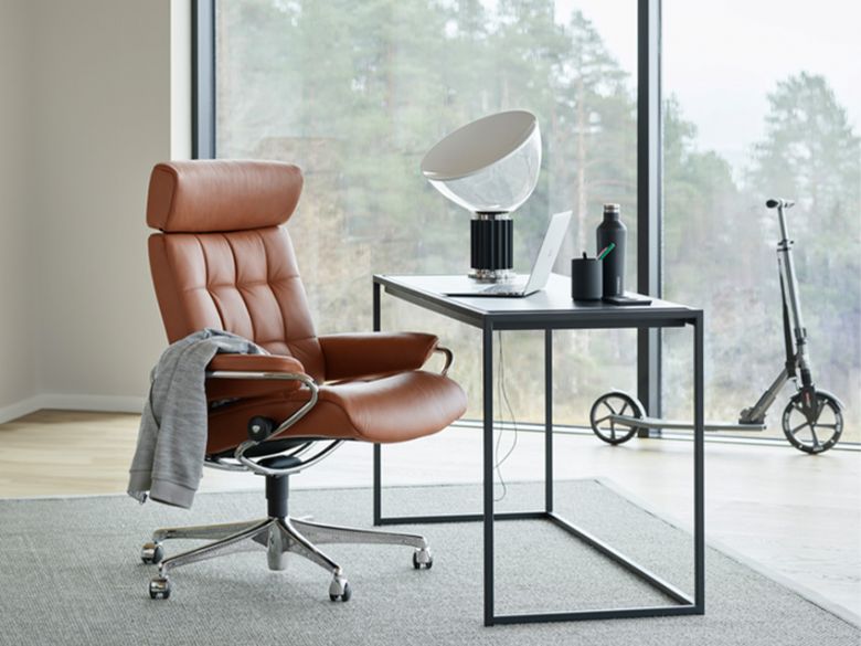 London Office Chair w Adj headrest Lifestyle
