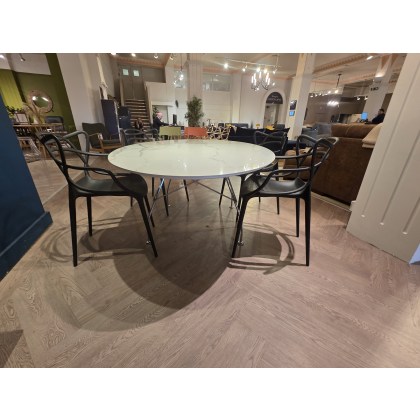 KARTELL GLOSSY OVAL TABLE WITH 4 X MASTERS CHAIRS BLACK KARTELL GLOSSY OVAL TABLE WITH 4 X MASTERS CHAIRS BLACK